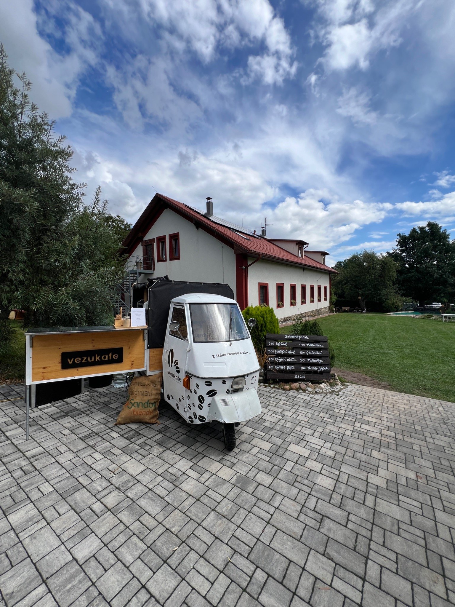 Mobilní coffee bar VEZUKAFE Luigi na svatbě