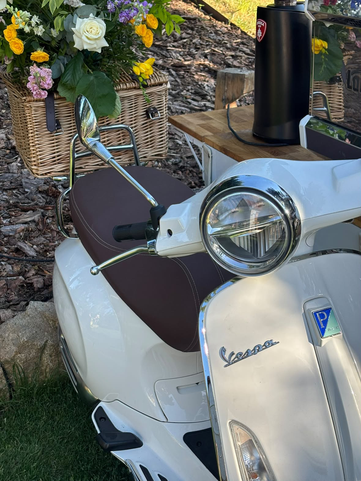 Vespa coffee bar VEZUKAFE s květinovou výzdobou